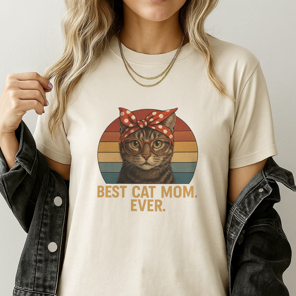 Retro Best Cat Mom Ever Iron-On Transfer – Realistic Tabby Cat with Glasses & Bandana | Heat Press Decal for T-Shirts, Bags & Gifts